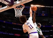 浓眉哥连续七场比赛得分超过突破纪录，雄鹿挑战极限！